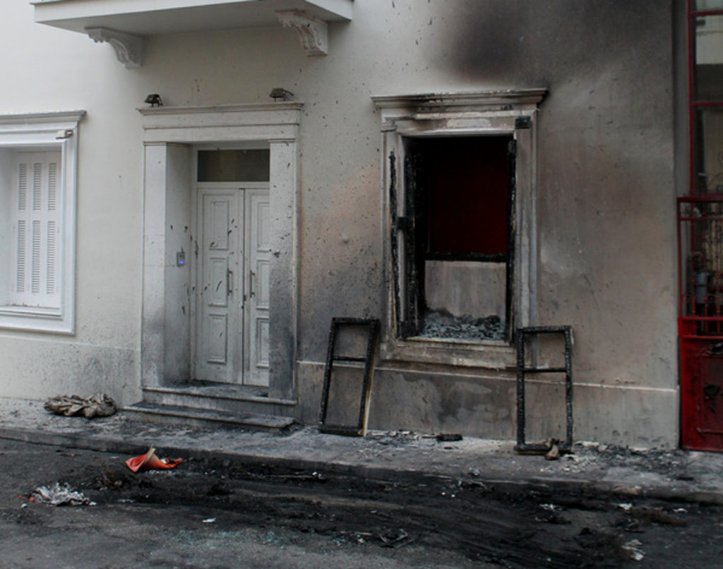 Εξάρχεια: Επίθεση στο σπίτι του Αλέκου Φλαμπουράρη