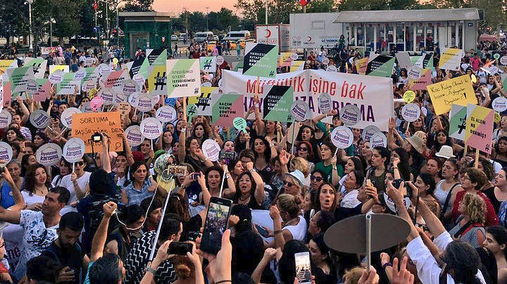 Τουρκία – Πορεία γυναικών: «Μη σε νοιάζει τι φοράω»
