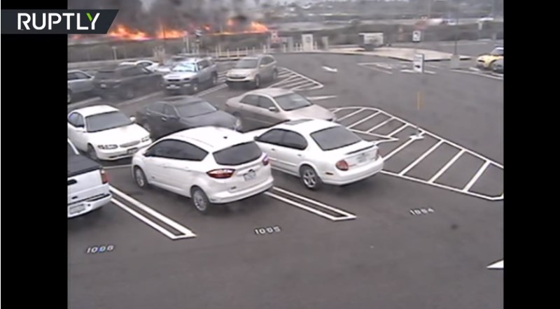 Αεροπλάνο πέφτει σε αυτοκινητόδρομο και τυλίγεται στις φλόγες (Video)