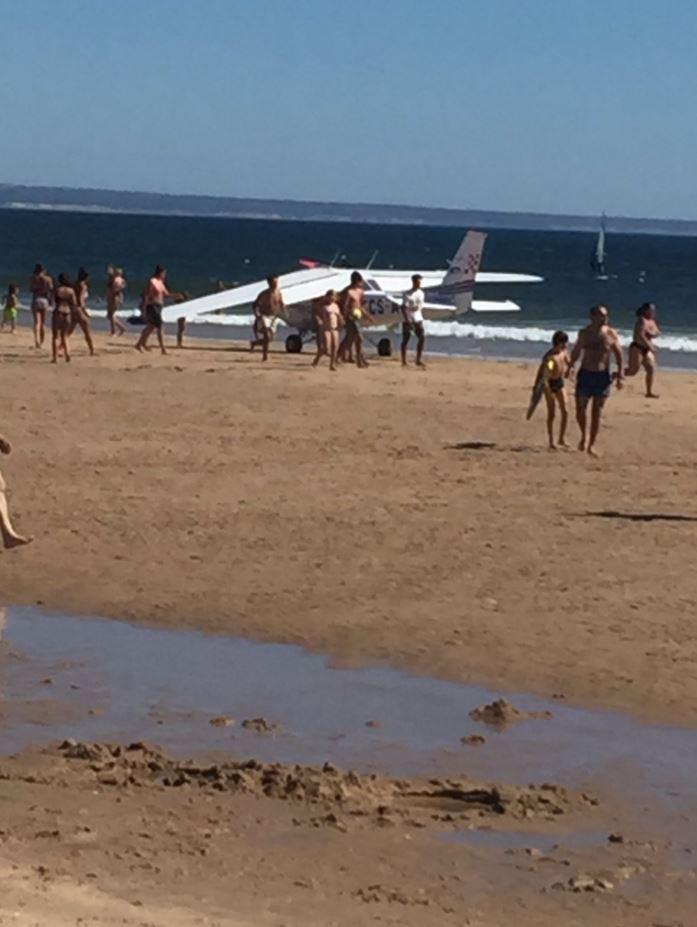 Πορτογαλία: Δύο άτομα σκοτώθηκαν όταν αεροσκάφος έκανε αναγκαστική προσγείωση σε παραλία (Photos + Video)