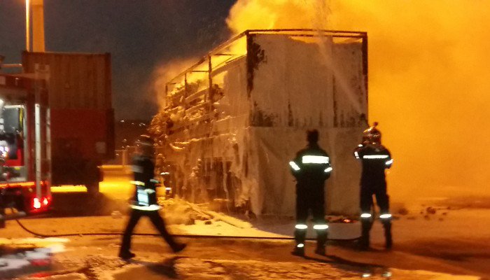 Χανιά: Αναστάτωση στο λιμάνι από μεγάλη φωτιά σε νταλίκα (Video & Photo)