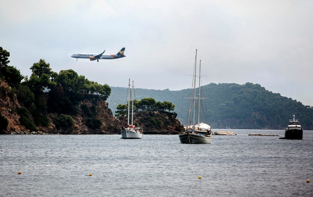 Ζευγάρι Γερμανών πήγαινε Σκιάθο αλλά προσγειώθηκε στη Σαντορίνη!