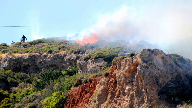 Αναζωπυρώθηκε η φωτιά στα Κύθηρα