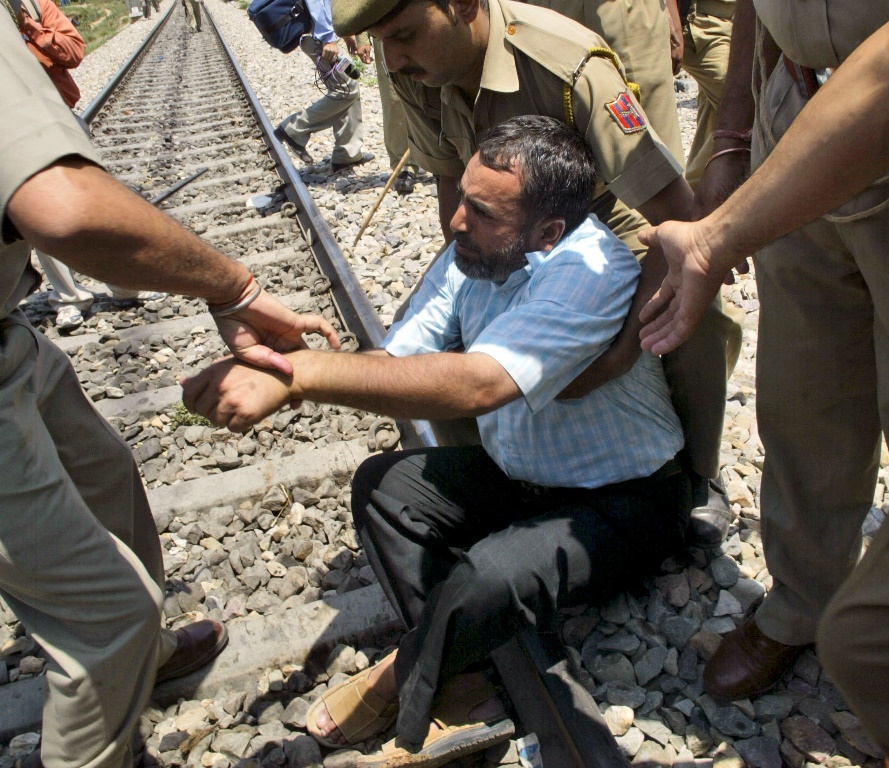 Ινδία: Σκοτώθηκαν 5 άνθρωποι που ταξίδευαν στην οροφή τρένου