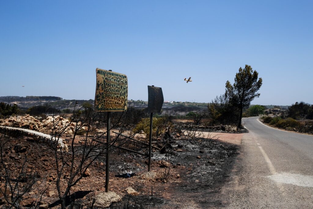 Κύθηρα: Οι άνεμοι κόπασαν – Λίγες οι εστίες – Φωτογραφίες μετά την καταστροφή (Photos)