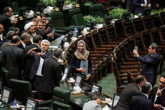 Ιράν: Χαμός για να βγάλουν σέλφι με την Μογκερίνι