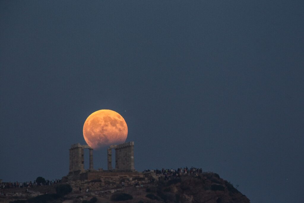Η αυγουστιάτικη πανσέληνος στο Σούνιο – Λουσμένος σε κόκκινο φως ο ναός του Ποσειδώνα (Photos)