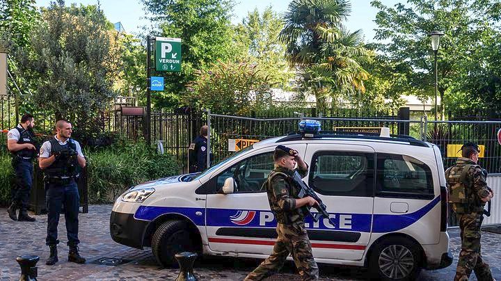 Παρίσι: Συνελήφθη ο άντρας που έπεσε με το ιχ του σε στρατιώτες (Video)