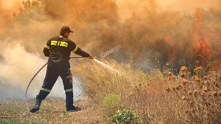 Πυρκαγιά κατακαίει αγροτοδασική έκταση στο Δήμο Αγρινίου