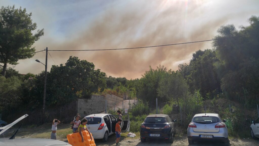 Ζάκυνθος: Απειλεί σπίτια η φωτιά – «Συμμετέχει» drone της Πυροσβεστικής