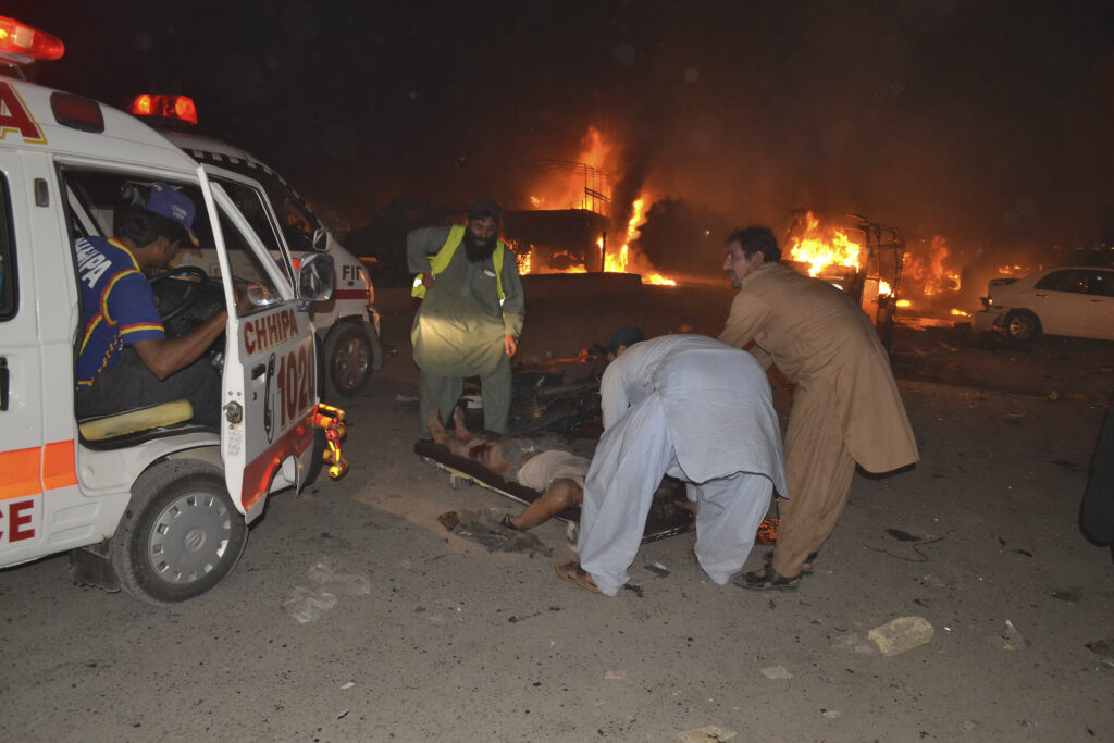 Πακιστάν: Άμαχοι μεταξύ των νεκρών μετά από βομβιστική επίθεση του ISIS