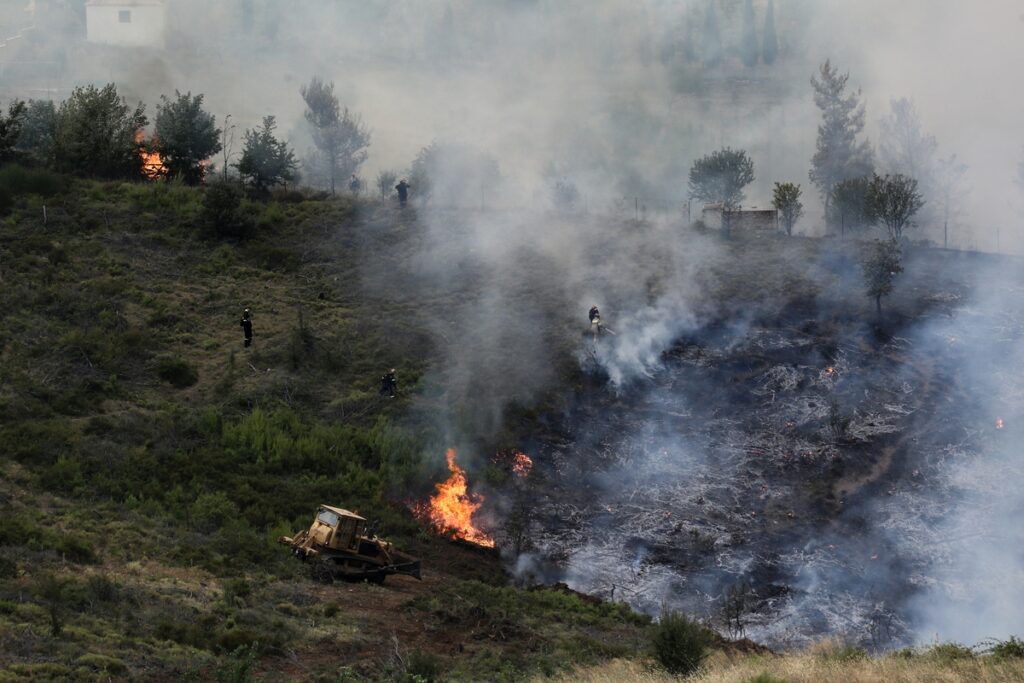 Aισιοδοξία για τον έλεγχο της φωτιάς στην Ανατολική Αττική – Δεν υπάρχουν ενεργά μέτωπα  (Photos-Video)
