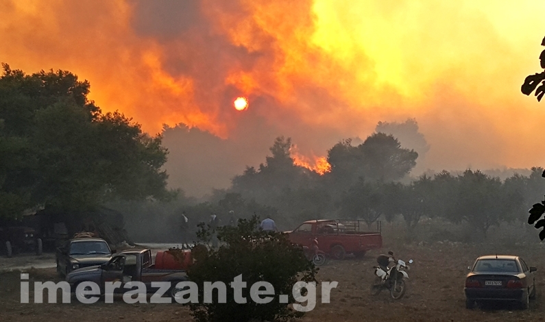 Συνεχείς αναζωπυρώσεις της φωτιάς στη Ζάκυνθο – Καθηλωμένα τα αεροσκάφη λόγω ισχυρών ανέμων