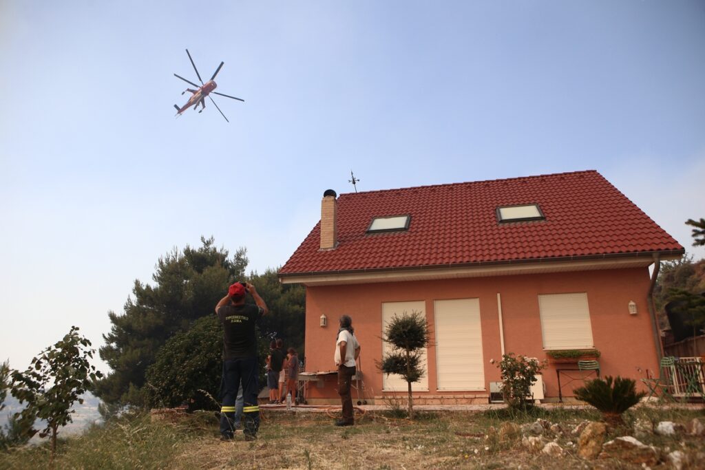 Έκκληση της πυροσβεστικής: Απομακρυνθείτε έγκαιρα από τα σπίτια σας – Μην οδηγείτε στην περιοχή