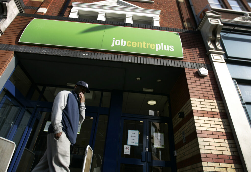 Βρετανία: Ιστορικό ρεκόρ μείωσης της ανεργίας
