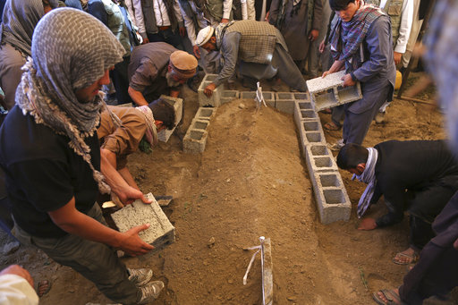 Φρίκη στο Αφγανιστάν: Ανακαλύφθηκαν ομαδικοί τάφοι με αποκεφαλισμένες σορούς – Ανάμεσά τους και παιδιά