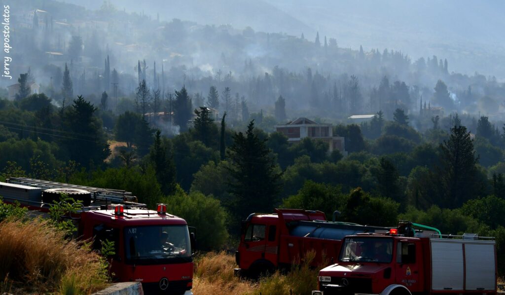 Κεφαλονιά: Ολονύκτια μάχη με τις φλόγες – Ξεκίνησαν οι ρίψεις νερού