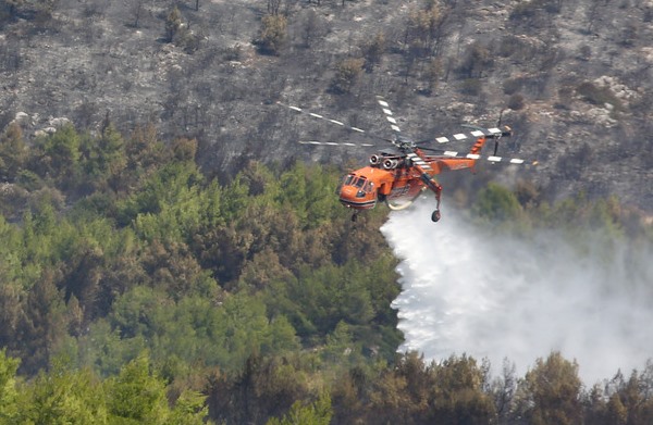 Σε ύφεση η πυρκαγιά στην Κεφαλονιά – Εμπρησμό «βλέπει» ο περιφερειάρχης (Photos-Videos)