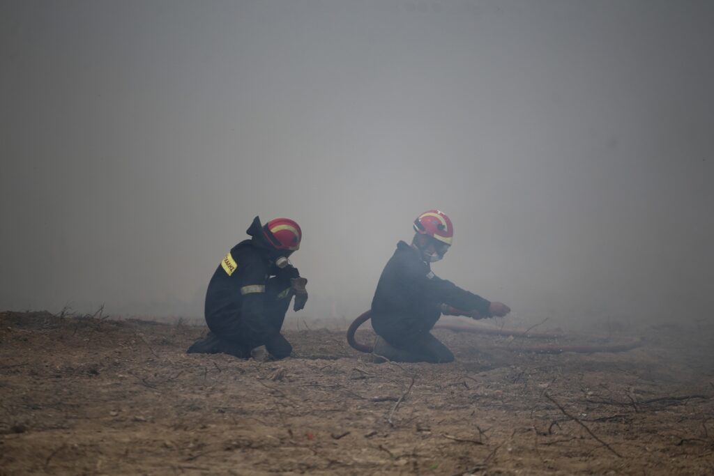 Απίστευτη καταγγελία: Κατέβασαν τους πυροσβέστες από πλοίο στην Κεφαλονιά αφού έσβησαν τη φωτιά!