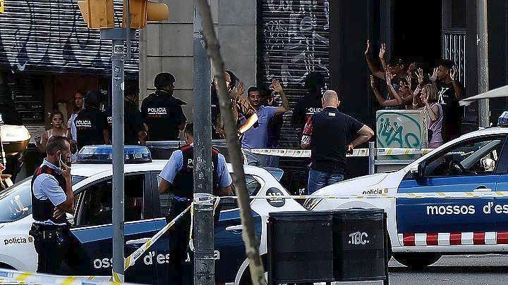 Συνεχίζεται το σκηνικό τρόμου στη Βαρκελώνη: Οδηγός χτύπησε δύο αστυνομικούς σε σημείο ελέγχου