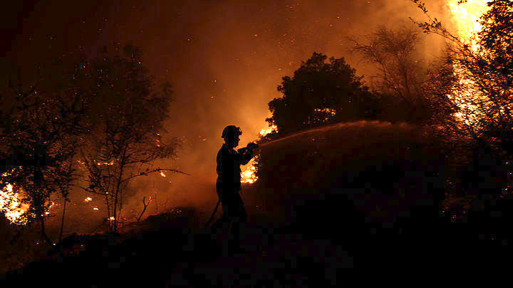 Νέα μεγάλη πυρκαγιά στην Κεφαλονιά – Κοντά σε κατοικίες οι φλόγες
