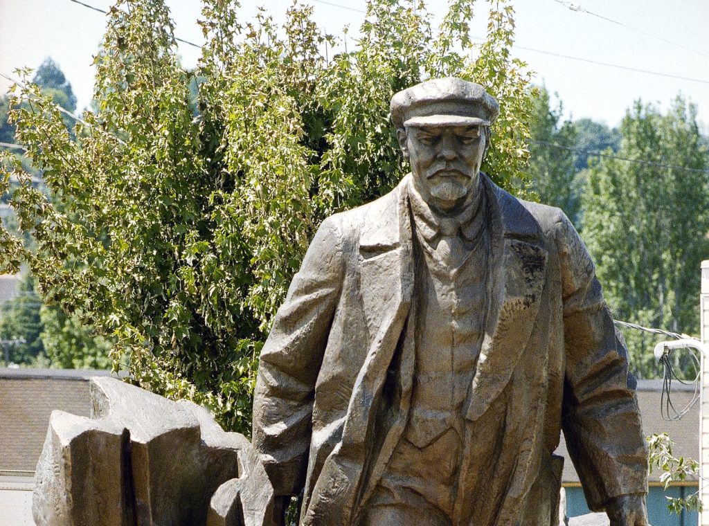 Ο Λένιν αποκαθηλώνεται στην Ουκρανία αλλά και στο Σιάτλ