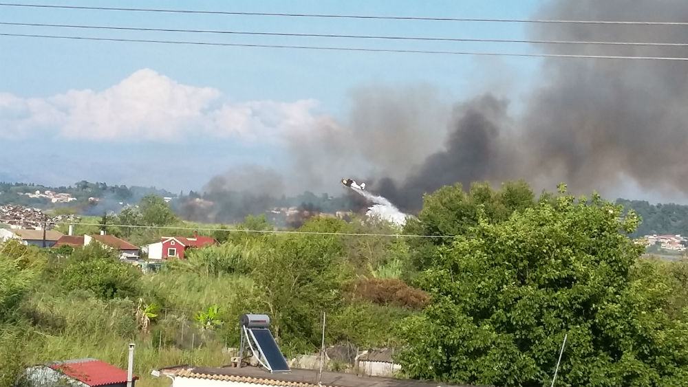 Κέρκυρα: Φωτιά σε λιμνοθάλασσα κοντά στο αεροδρόμιο – Καίγεται καλαμιώνας