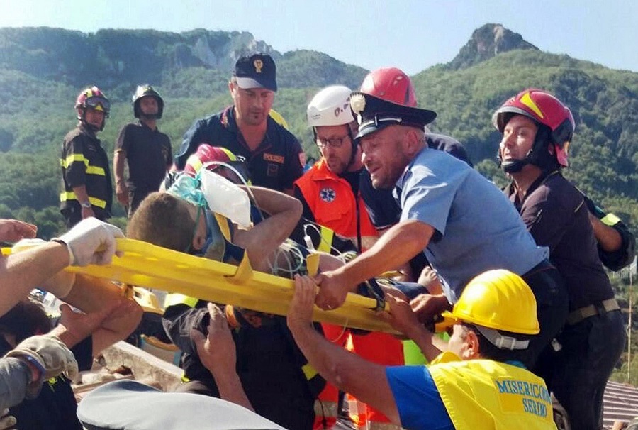 Σεισμός στη Νάπολη: Κι άλλα δύο παιδιά απεγκλωβίστηκαν από τα συντρίμμια κτιρίου (Photos-Video)