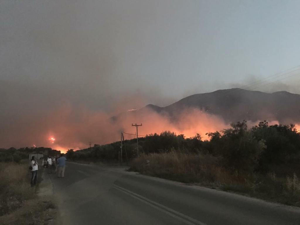 Κέρκυρα: Ελεύθεροι με περιοριστικούς οι τρεις νεαροί που κατηγορούνται για εμπρησμό