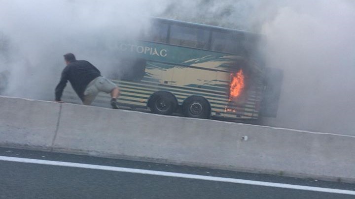 Στις φλόγες λεωφορείο του ΚΤΕΛ (Video)