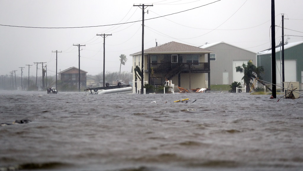 ΗΠΑ: Δύο  νεκροί και τεράστιες ζημιές από τον τυφώνα Χάρβεϊ