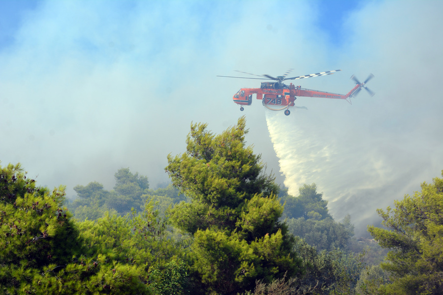 Για τρίτη μέρα καίγεται η Ζάκυνθος – Στάχτη χιλιάδες στρέμματα πευκοδάσους, κινδύνευσαν σπίτια