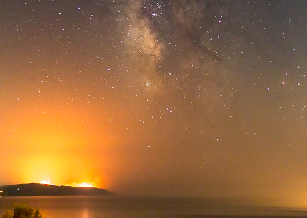 Έτσι φαίνεται η μεγάλη φωτιά της Ζακύνθου από την Κεφαλονιά – Οι φλόγες κάνουν τη νύχτα μέρα (Photo)