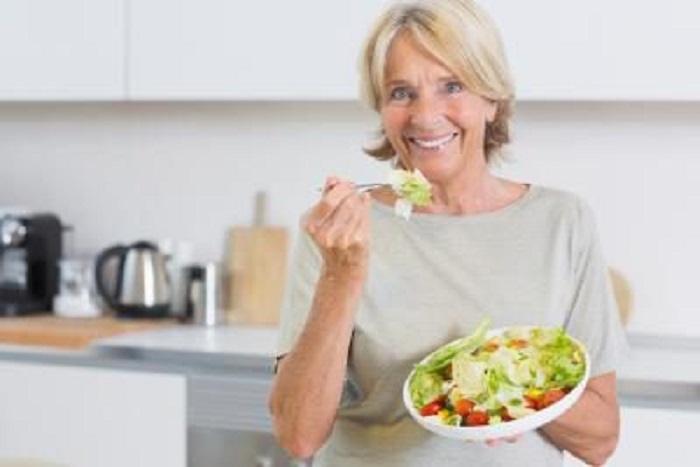 Οι 7 τροφές που πρέπει να αποφεύγουν όσοι είναι άνω των 50 ετών