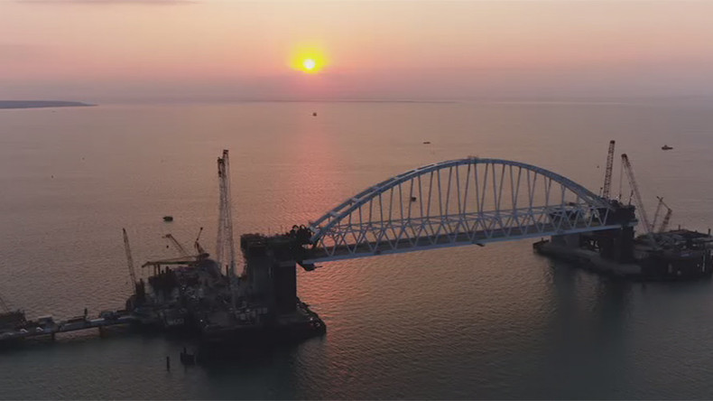 Οι Ρώσοι τα κατάφεραν: Στη θέση της η ατσάλινη γέφυρα των 6.000 τόνων – Εντυπωσιακό βίντεο