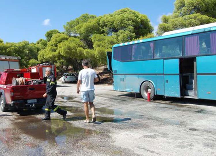 Φωτιά σε λεωφορείο στην Εθνική Οδό Αθηνών-Θεσσαλονίκης