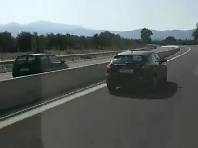 Οδηγός μπαίνει ανάποδα σε αυτοκινητόδρομο της Εθνικής Οδού και προκαλεί πανικό! (Video)