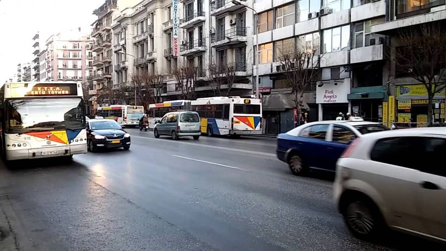 Τροχαίο στο κέντρο της Θεσσαλονίκης: Λεωφορείο του ΟΑΣΘ συγκρούστηκε με ΙΧ