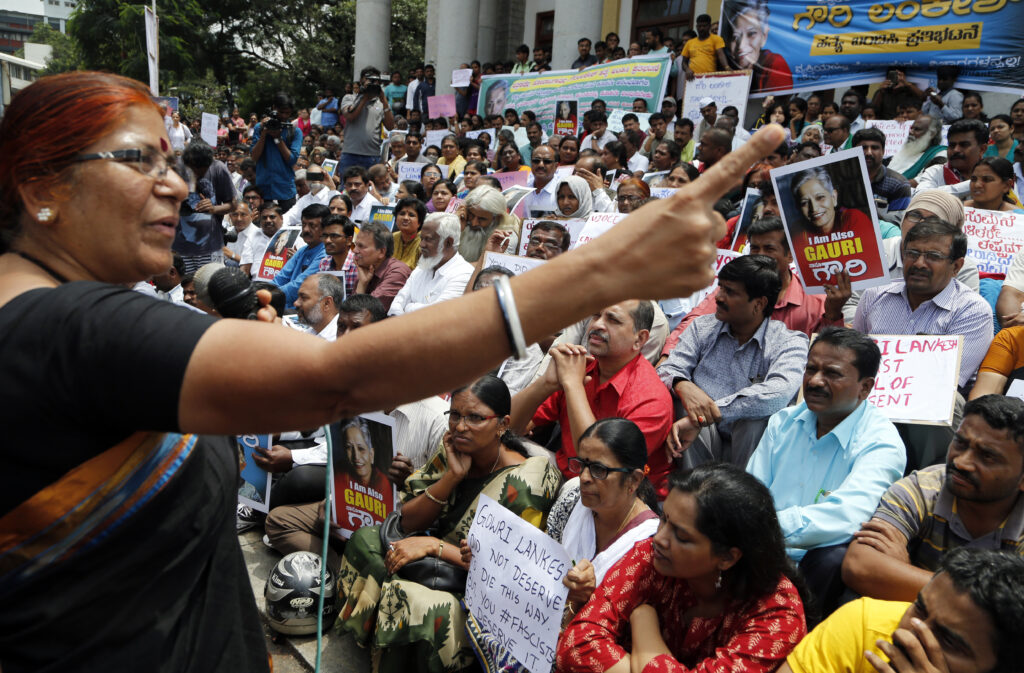 Μαφιόζικη δολοφονία Ινδής δημοσιογράφου έξω από το σπίτι της – Πάλευε ενάντια στους ακροδεξιούς