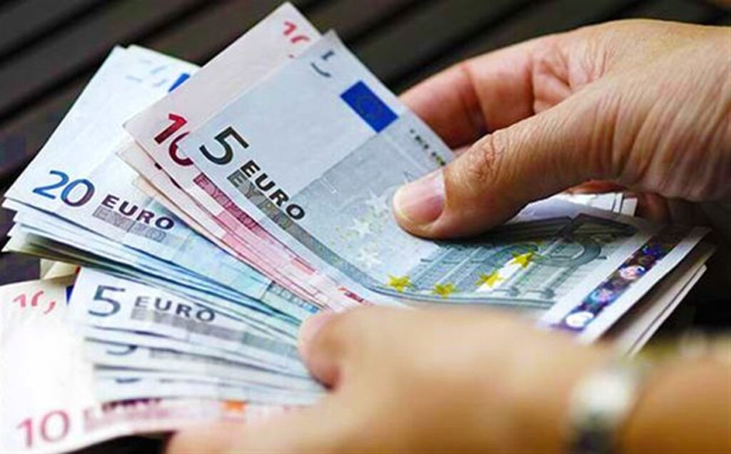 Στα 2 δισ. ευρώ οι απλήρωτοι φόροι τον Ιούλιο