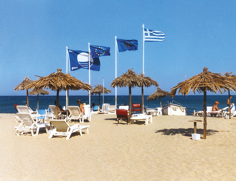 Χάνουν τη «γαλάζια σημαία» 19 ελληνικές παραλίες – Ανάμεσά τους μία από τις πιο γνωστές παγκοσμίως