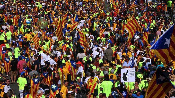 Περίπου 1 εκατ. Καταλανοί στους δρόμους της Βαρκελώνης – Ζητούν να γίνει το δημοψήφισμα