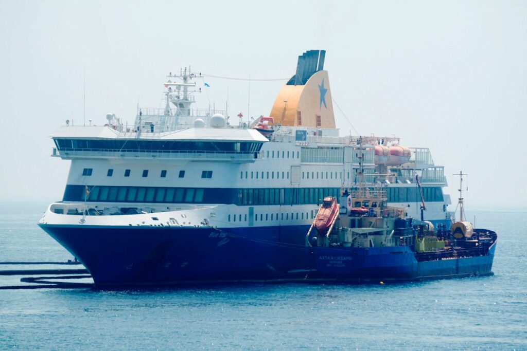 Διαρροή πετρελαιοειδών από το Blue Star Patmos