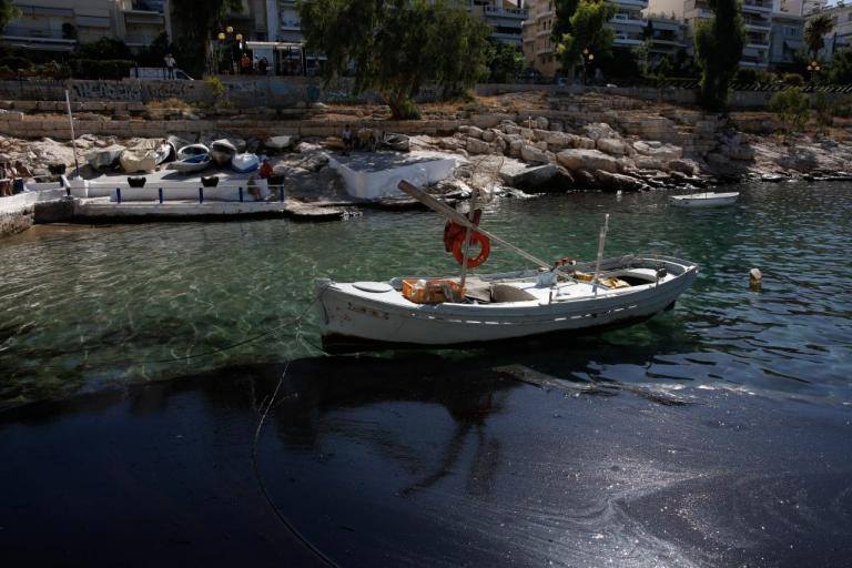 Πετρελαιοκηλιδα στον Σαρωνικό: Ανοίγει ειδικό γραφείο για τις αποζημίωσεις