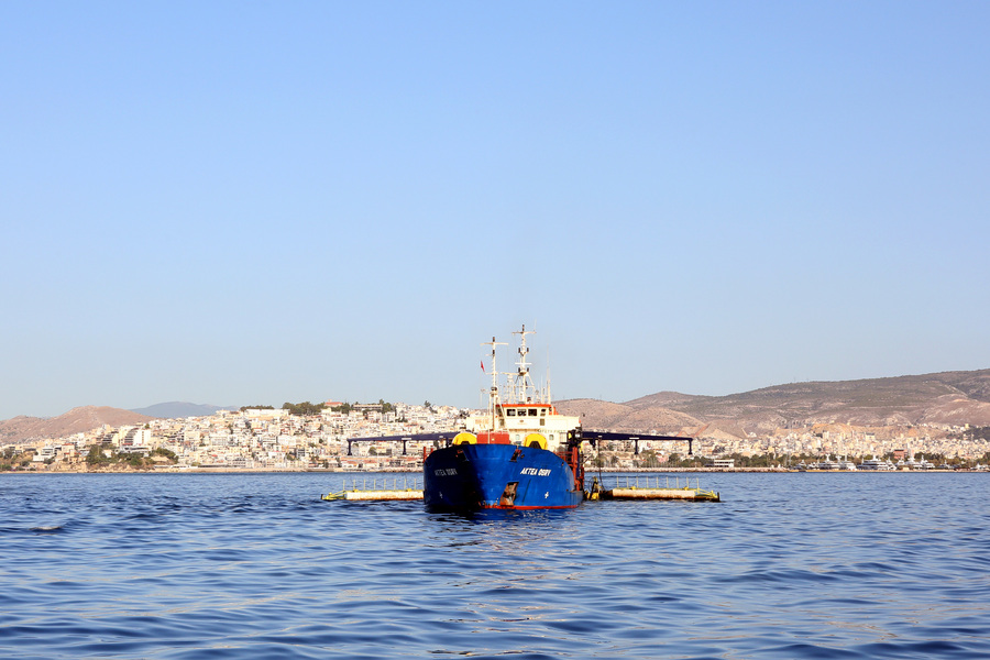 Όλες οι εξελίξεις στην επιχείρηση απορρύπανσης του Σαρωνικού