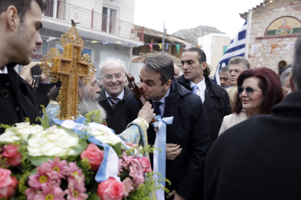 Όταν ο Κυριάκος πάει στη Σαλαμίνα, στον αγιασμό των υδάτων…