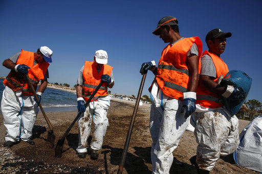 «Αγώνας δρόμου» για να καθαρίσει ο Σαρωνικός – Μέχρι τη Γλυφάδα η πετρελαιοκηλίδα