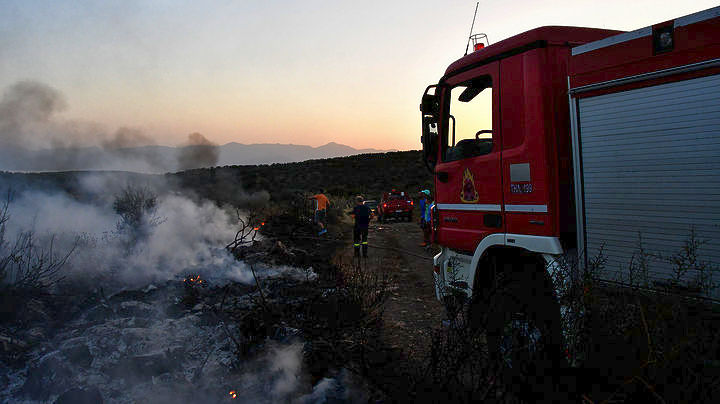 Μεγάλη πυρκαγιά στην Κασσάνδρα – Οι φλόγες έφτασαν κοντά σε σπίτια