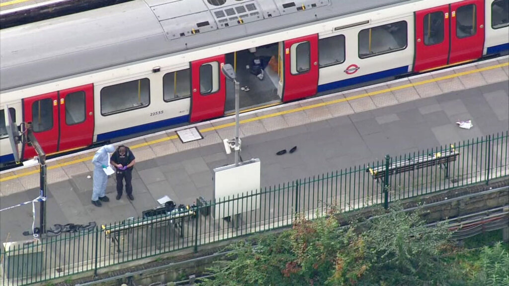 Έκρηξη – Λονδίνο: Ωρολογιακή βόμβα στο μετρό – Ταυτοποιήθηκε ένας ύποπτος (Video + Photos)