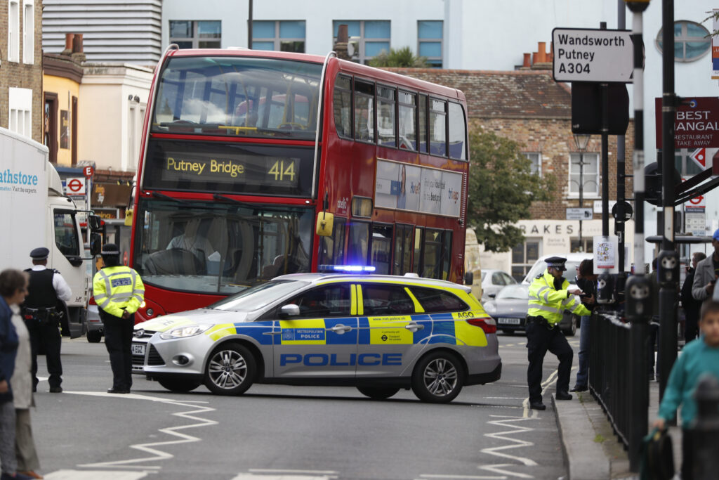 Λονδίνο: Οι τρομοκράτες αναζητούνται, ο συναγερμός παραμένει